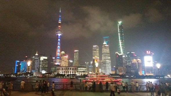 Nocny widok na dzielnicę finansową w Pudong.