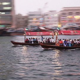 Drewniane łodzie "abra" na kanale w Dubaju