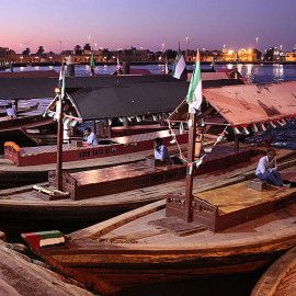 Drewniane łodzie "abra" na kanale w Dubaju